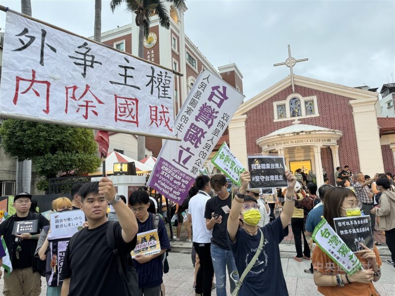 台南市民眾28日晚間陸續到東門巴克禮紀念教會，手持標語、揮舞旗幟，表達反國會濫權的訴求。中央社記者張榮祥台南攝 113年5月28日