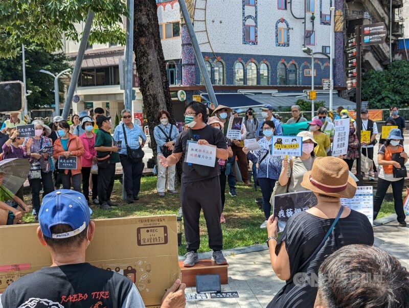 民團28日在台中發起「青鳥行動」抗議，台鐵台中站前吸引許多民眾到場響應，也有人站上肥皂箱宣講。中央社記者蘇木春攝 113年5月28日