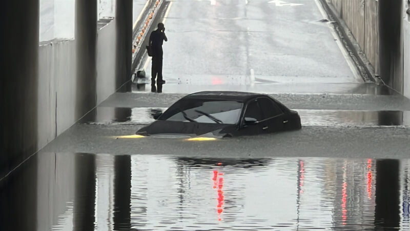 苗栗縣28日清晨強降雨,竹南環市路地下道有車輛受困,水淹半個車身高。(民眾提供)中央社記者管瑞平傳真 113年5月28日