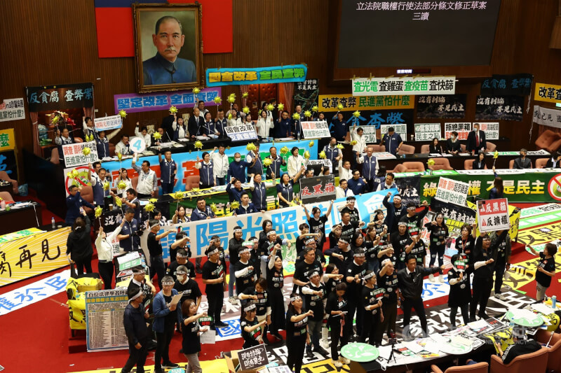 立法院會28日三讀通過國會職權修法相關法案,民進黨與國民黨立委在議場內各自表達對修法的立場。中央社記者王騰毅攝 113年5月28日
