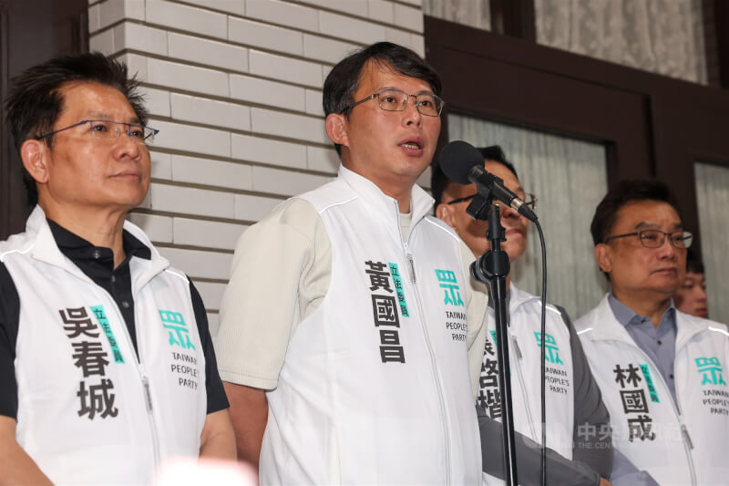 民眾黨立法院黨團在進入議場前先舉行記者會,黨團總召黃國昌(左2)表示,今天將是台灣民主史上非常重要的一天,推動30年的國會改革,建立聽證調查制度、強化人事同意權的審查,希望能夠順利完成三讀。中央社記者吳家昇攝 113年5月28日