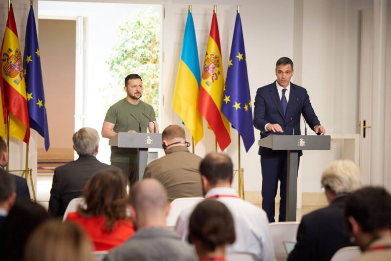 烏克蘭總統澤倫斯基（左）27日造訪西班牙馬德里，與西班牙總理桑傑士（右）舉行聯合記者會。（圖取自facebook.com/zelenskyy.official）