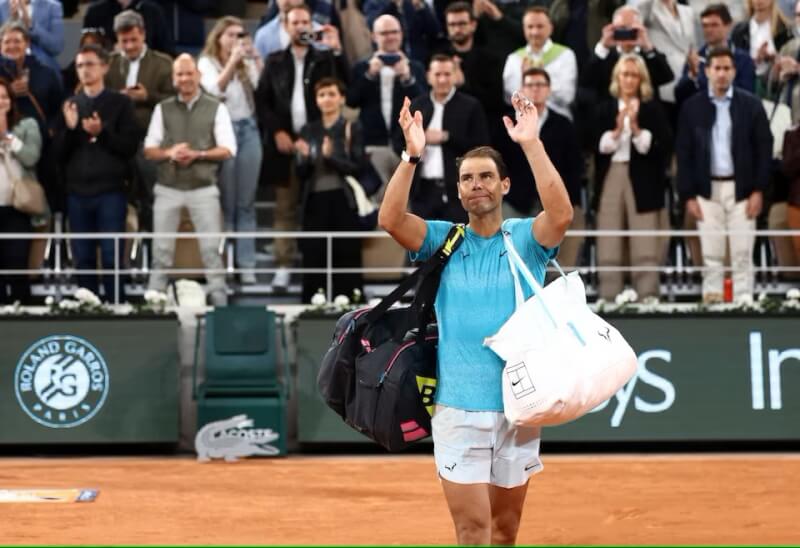 「紅土之王」納達爾27日首度在法國網球公開賽首輪吞敗，他離場時向全場為他鼓掌的觀眾揮手致意。（路透社）