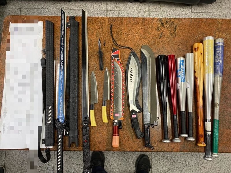 雲林警方近日破獲竹聯幫仁堂明仁會組織犯罪,查扣開山刀、武士刀、彈簧刀、球棒等贓證物。(雲林縣警局提供)中央社記者蔡智明傳真 113年5月29日