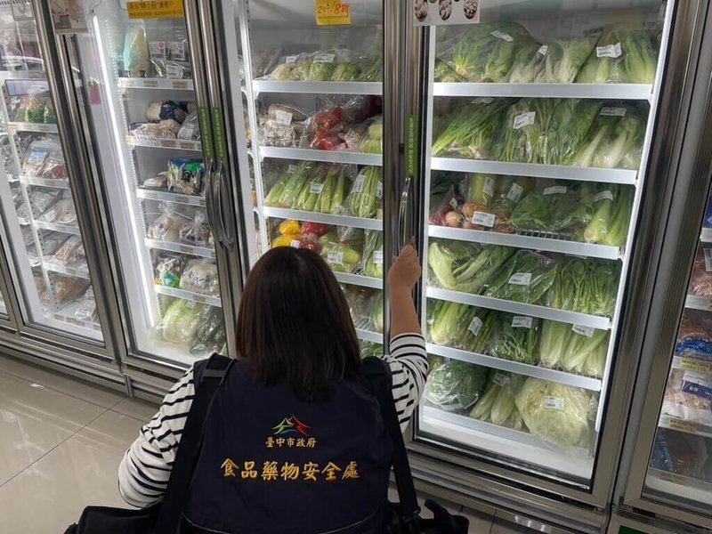 台中食安處執行例行稽查與後市場抽驗，共計抽驗生鮮、加工食品等1833件，另建議民眾食用蔬果前可先用水浸泡3分鐘，再用流動清水沖洗或輕輕刷洗，讓水流帶走蔬果殘留農藥。（中市食安處提供）中央社記者趙麗妍傳真 113年5月29日