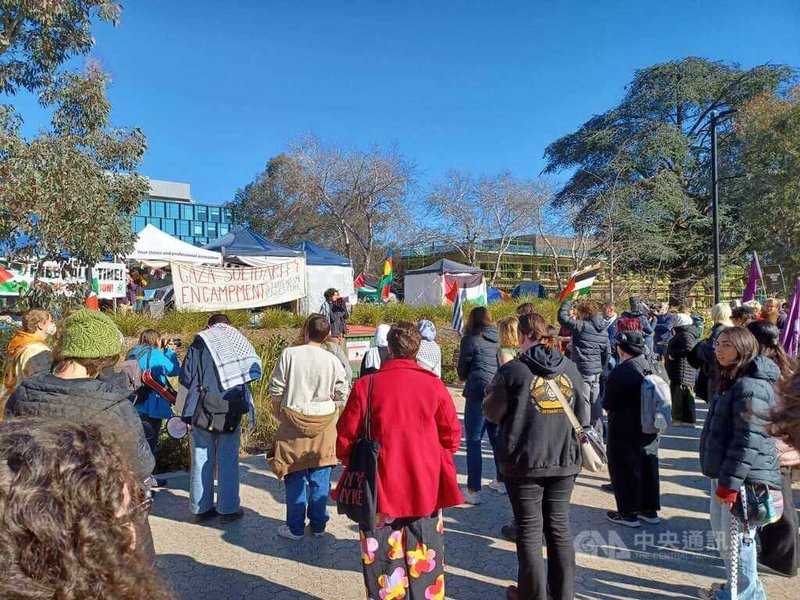 澳洲國立大學要求抗議學生撤營，學生僅將示威營地移至校園其他地點，並再度發起抗議集會，要求與澳洲國立大學校長貝爾（Genevieve Bell）會面。圖為113年5月28日攝。中央社記者楊淳卉坎培拉攝  113年5月29日