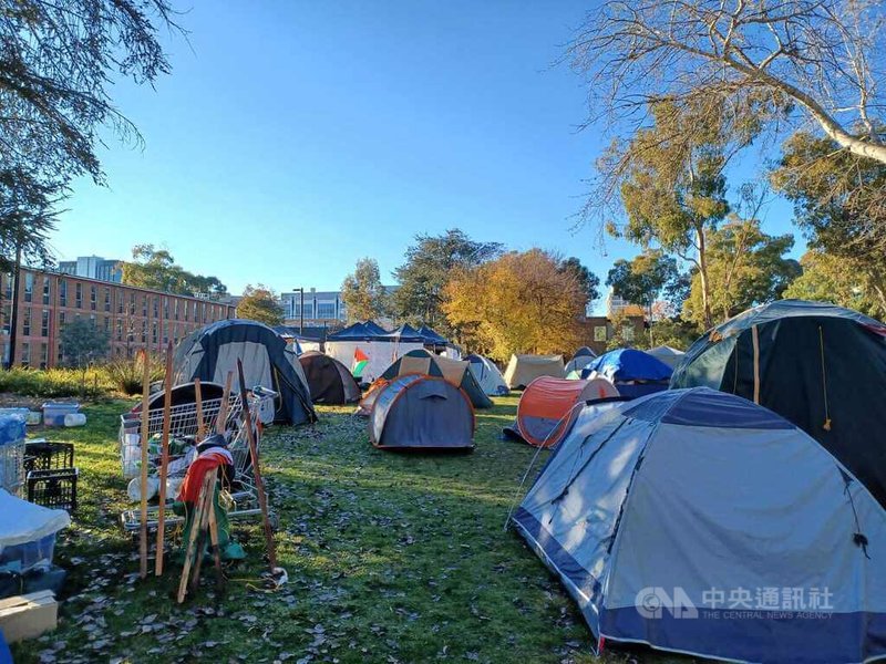 澳洲國立大學下達撤營令，支持巴勒斯坦的抗議學生僅將示威帳篷移至校園其他位置，繼續抗議行動。圖為113年5月28日攝。中央社記者楊淳卉坎培拉攝  113年5月29日