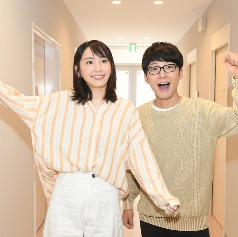 日本歌手星野源（右）與演員新垣結衣（左）29日在節目中否認外遇傳聞。（圖取自instagram.com/nigehajigram）