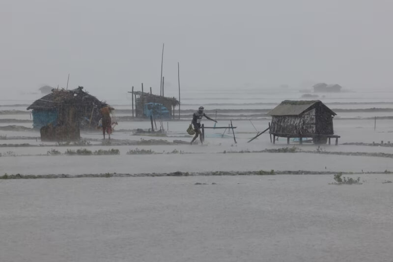 圖為孟加拉蝦蟹養殖場淹水。（路透社）