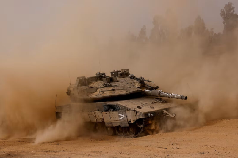 一輛以色列坦克車27日在加薩邊境進行演習。（路透社）