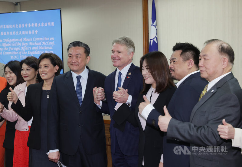美國聯邦眾議院外交委員會主席麥考爾(Michael McCaul)(右4)29日率跨黨派議員赴立法院拜會外交及國防委員會,與召委民進黨立委王定宇(右5)及國民黨立委馬文君(右3)等人握手合影。中央社記者裴禛攝 113年5月29日
