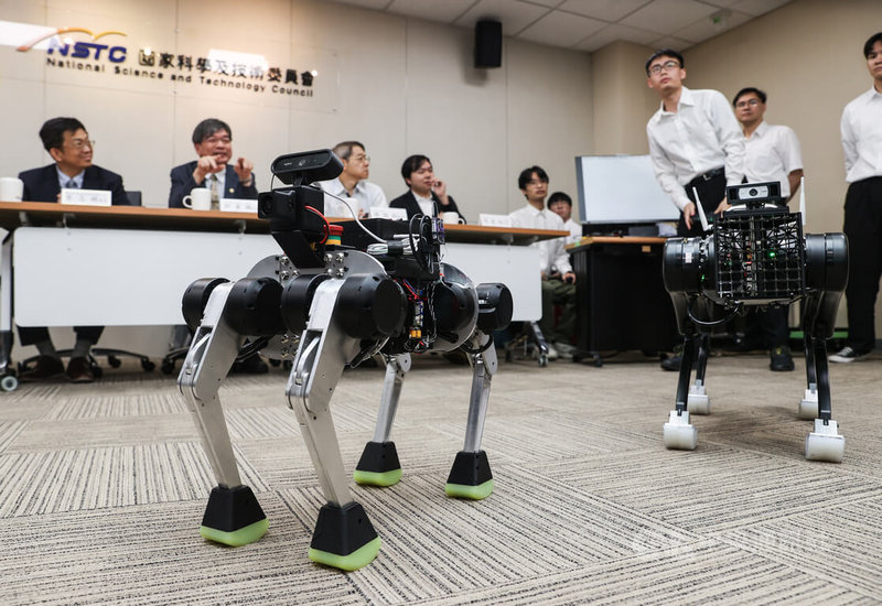 台大機械系教授郭重顯帶領研究團隊在國科會支持下，成功打造台灣首創且自主研發的AI機械狗，29日在國科會舉行的記者會上亮相。中央社記者謝佳璋攝 113年5月29日
