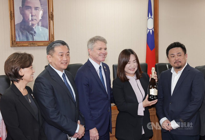 美國聯邦眾議院外交委員會主席麥考爾(Michael McCaul)(中)29日率跨黨派議員拜會立法院外交及國防委員會,並互贈禮物。中央社記者裴禛攝 113年5月29日
