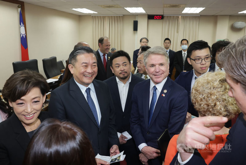 美國聯邦眾議院外交委員會主席麥考爾(Michael McCaul)(前左4)29日率跨黨派議員赴立法院拜會外交及國防委員會,與民進黨立委王定宇(前左2)、洪申翰(前左3)等人交流。中央社記者裴禛攝 113年5月29日