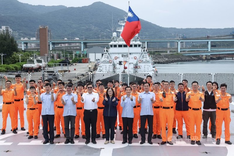 海巡署4000噸級新竹艦29日自台北港啟航,進行太平洋公海漁業巡護任務,海委會主委管碧玲(前左4)特地前往視察,為全艦同仁加油打氣並合影留念。中央社記者吳家昇攝 113年5月29日