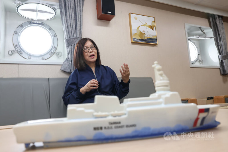 海巡署4000噸級新竹艦29日啟航執行太平洋公海漁業巡護任務。海委會主委管碧玲在新竹艦上接受中央社記者訪問表示,這次「海巡勇艦、萬浬護漁」任務,將執行公海漁業巡護,登檢船隻、取締違法船隻以及氚水取樣,保障海域安全。中央社記者吳家昇攝 113年5月29日