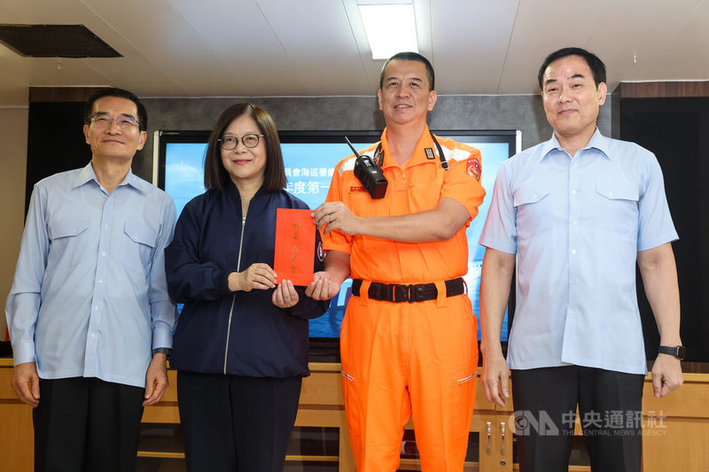 海巡署4000噸級新竹艦29日進行太平洋公海漁業巡護任務,海委會主委管碧玲(左2)登艦慰勉,並贈加菜金。左為海巡署長張忠龍,右起為艦隊分署長廖德成、新竹艦長蔡宇鎮。中央社記者吳家昇攝 113年5月29日