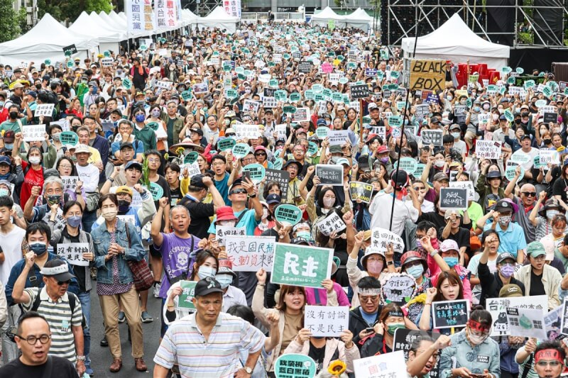 立法院28日續審國會職權法案，民眾午後在立法院外濟南路集結抗議，現場高喊口號，持標語看板表達訴求。中央社記者鄭清元攝 113年5月28日