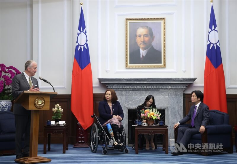 總統賴清德(右)29日在總統府接見美國參議院跨黨派代表團,參議員蘇利文(Dan Sullivan)(左)致詞強調,此行展現台美關係堅若磐石、有原則而且是跨黨派的。左2為參議員達克沃斯(Tammy Duckworth)。中央社記者鄭傑文攝 113年5月29日