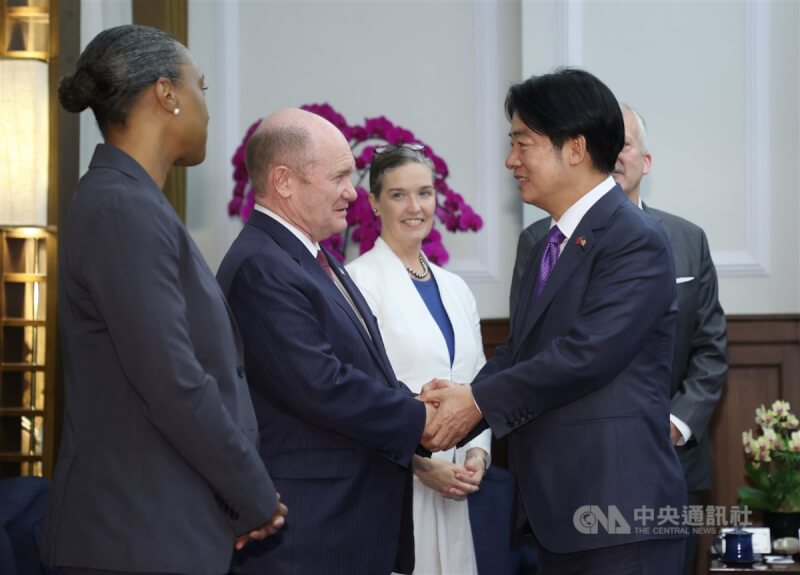 總統賴清德(前右)29日在總統府接見美國參議院跨黨派代表團,與參議員昆斯(Chris Coons)(左2)握手致意。中央社記者鄭傑文攝 113年5月29日