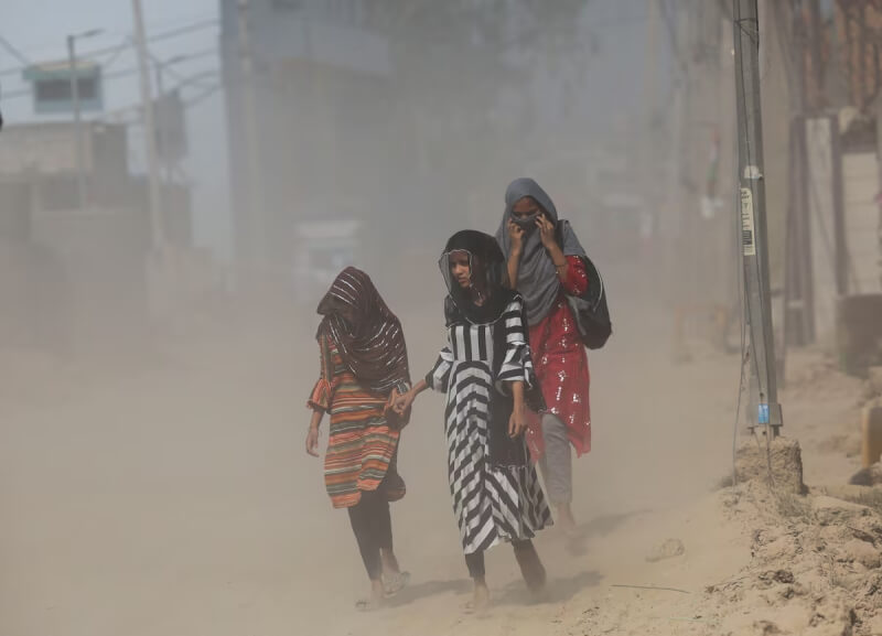 印度高溫28日飆至攝氏49.9度創新高，新德里女孩走在炎熱的街道上。（路透社）