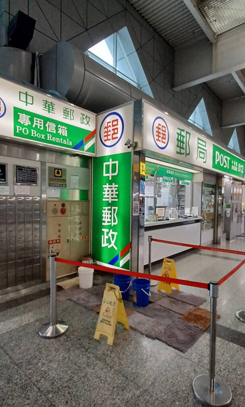 高雄28日大雨造成高雄國際機場多處漏水,為避免地板濕滑,機場出境大廳多處擺放水桶、紙板接水。(民眾提供)中央社記者林巧璉傳真 113年5月29日