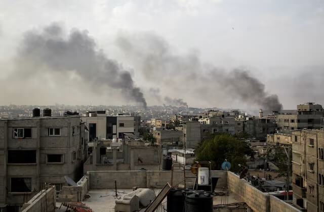 以色列空襲加薩走廊南部城市拉法，當地冒出陣陣濃煙。（路透社）