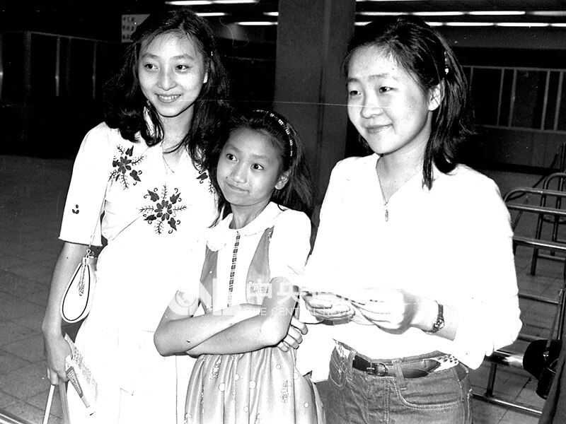 反共女作家古威威（右）和她的妹妹古靜儂（左）、古青萍（中）陪伴，從香港搭機抵達台北。中央社記者馮國鏘攝 67年5月30日