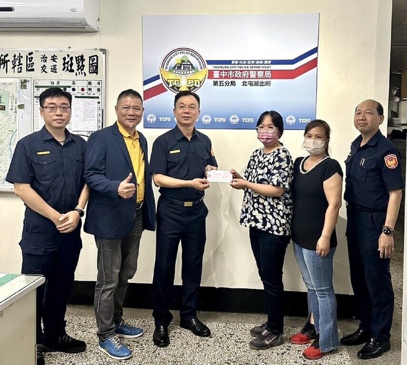 台中第五警分局23歲李姓警員被診斷出急性骨髓性白血病,開刀後昏迷至今;在警方與警友站號召下,募集新台幣108萬元,日前轉交給家屬作為醫療費用,盼能幫助他早日康復,盡快重回警察團隊。(警方提供)中央社記者蘇木春傳真 113年5月29日