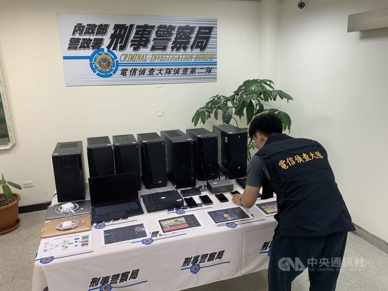 吳姓男子成立網路博弈公司,並竊取體育賽事訊號架設網路直播,供賭客在比賽期間下注,刑事局調查後帶回吳男等18人偵辦,並查扣相關證物。(翻攝照片)中央社記者蘇木春傳真 113年5月30日
