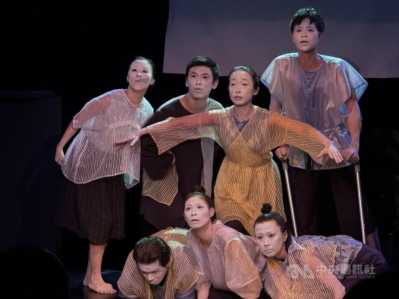 曉劇場作品「潮來之音」刻畫人的細緻情感,並預示災難之後的思念,人類該如何珍惜當下,以及如何讓愛延續。中央社記者劉郁葶布拉格攝 113年5月30日