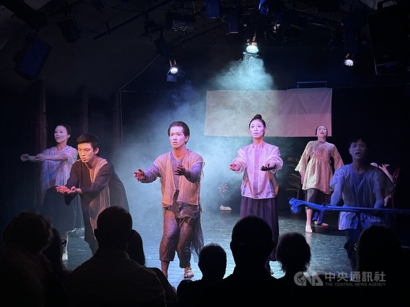 台灣表演藝術團隊曉劇場作品「潮來之音」從海嘯災難的預言出發,探討同志婚姻、代理孕母、寵物臨終等議題,感受人性的情、愛、孤獨與存在。中央社記者劉郁葶布拉格攝 113年5月30日