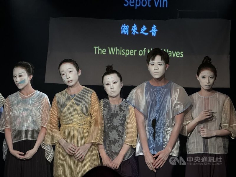 曉劇場作品「潮來之音」帶領觀眾思考,當人類遭遇重大災難時,信仰作為媒介,在生死兩端成為修復或自我對話的過程。中央社記者劉郁葶布拉格攝 113年5月30日