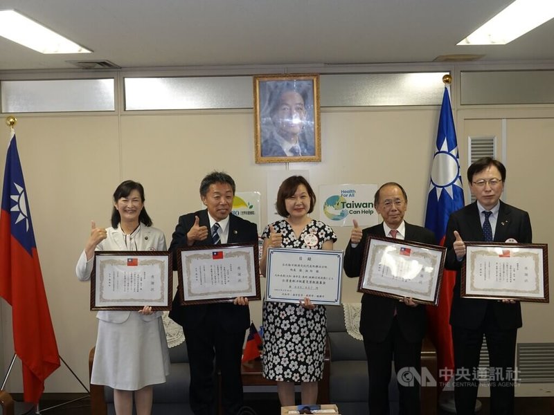 日本神奈川縣的大和市、座間市等4城市所在地舊稱高座，81年前有許多台灣少年工到高座維修飛機。今年4月中旬起，這4城市聯手為花蓮募款，官員們30日到駐日代表處橫濱分處捐款，處長張淑玲（中）頒感謝狀。中央社記者楊明珠橫濱攝  113年5月30日