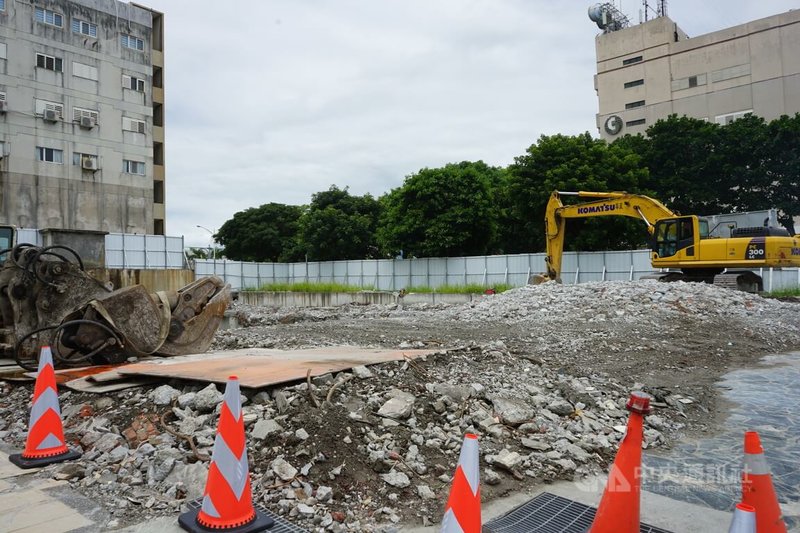 花蓮縣身心障礙福利中心游泳池因設施老舊毀損，將拆除改建為全民運動館，預計興建地上4層、地下1層建築，提供一般民眾、身心障礙者、失能者及銀髮族等族群適合的運動場域，預計民國115年完工啟用。中央社記者張祈攝 113年5月30日