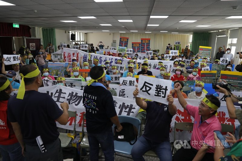 信鼎壹號能源公司將在高雄市旗山區馬頭山區附近建置地面型太陽能發電站,馬頭山自然人文協會等10多個在地組織30日到旗山區公所出席說明會,手持布條高呼反對。中央社記者張已亷攝 113年5月30日
