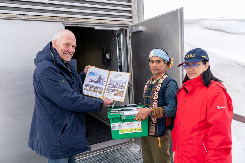 農業部國家作物種原中心和台灣排灣族原住民代表將台灣小米裝箱，送達挪威斯瓦爾巴世界種子庫（Svalbard Global Seed Vault），以維繫小米基因多樣性。（中央大學提供）中央社記者許秩維傳真 113年5月30日