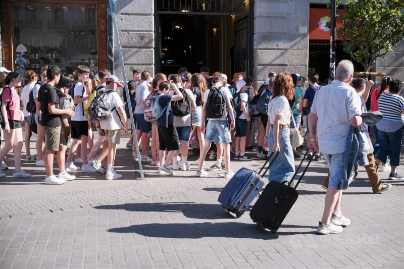 西班牙首都馬德里在後疫情時代掀起旅遊熱潮，2023年破紀錄吸引1400萬遊客造訪，其中外國旅客占55%，市中心隨時人潮洶湧，到處可見拖著行李箱的遊客。中央社記者胡家綺馬德里攝 113年5月29日