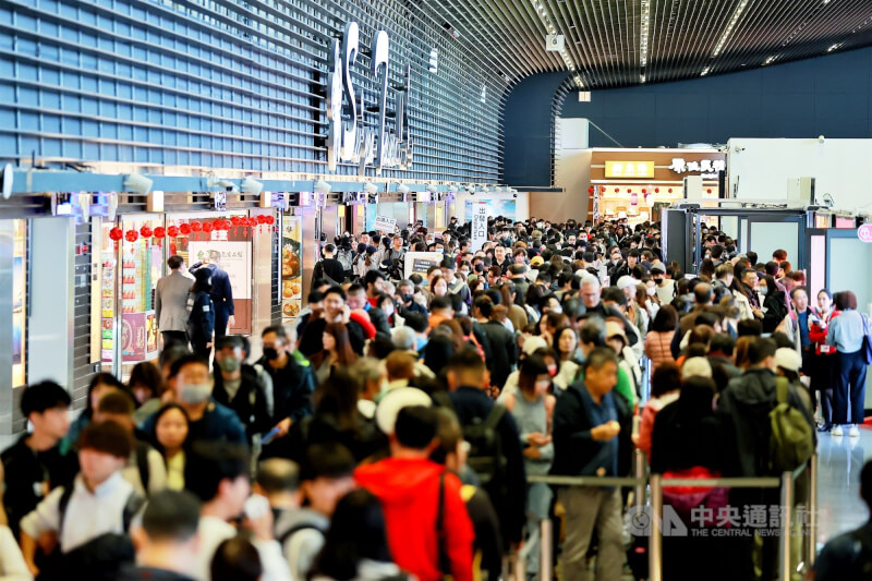 桃園國際機場第一航廈等待出境民眾。（中央社檔案照片）