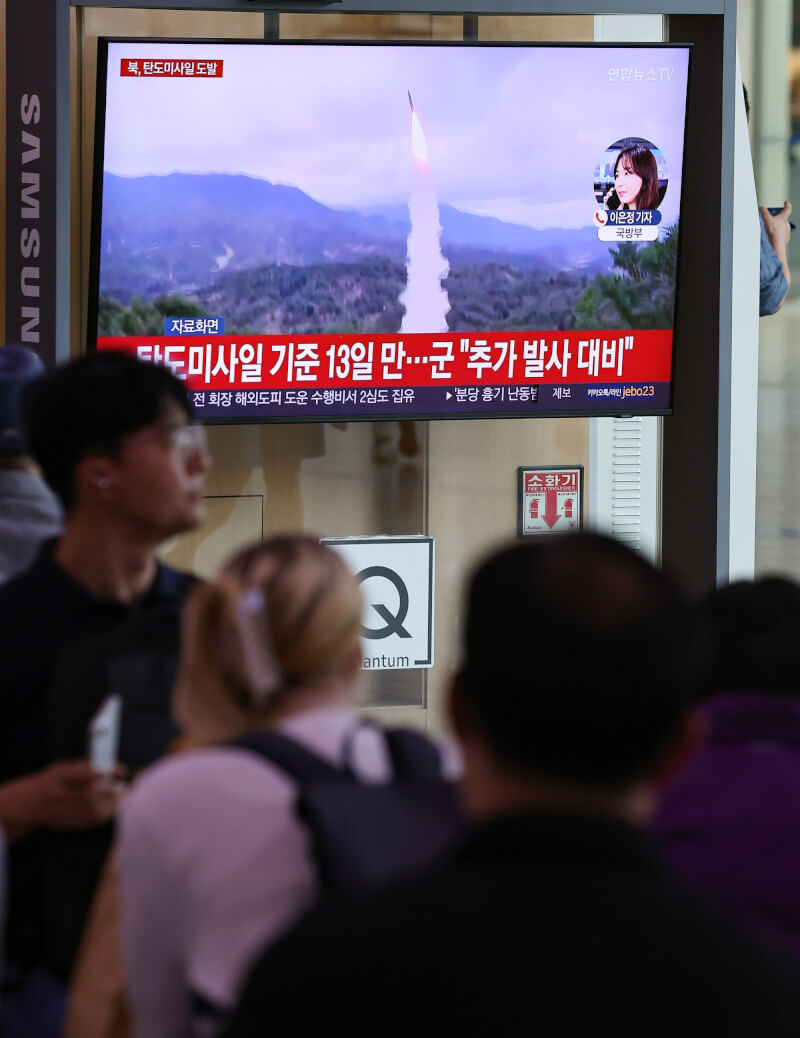 南韓首爾車站30日上午播報北韓疑似發射彈道飛彈的新聞。（韓聯社）
