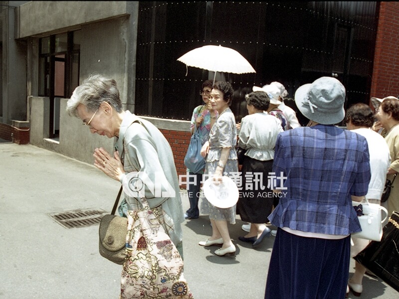 一名日籍校友雙手合十，虔敬地悼念死於轟炸的台北第二高女校長。中央社記者王遠茂攝 84年5月31日