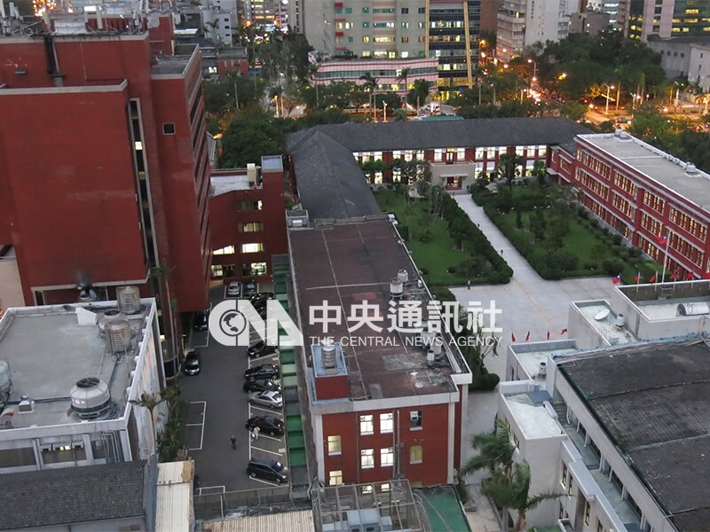 立法院主體建築原為日治時期台北第二高女校舍，目前留存之西、南側L型磚構造建築，仍保留原有材料與構造。如今直有草皮的中庭曾是第二高女操場，左下方白色建築處則是當年游泳池所在地。中央社記者曾盈瑜攝　104年10月31日