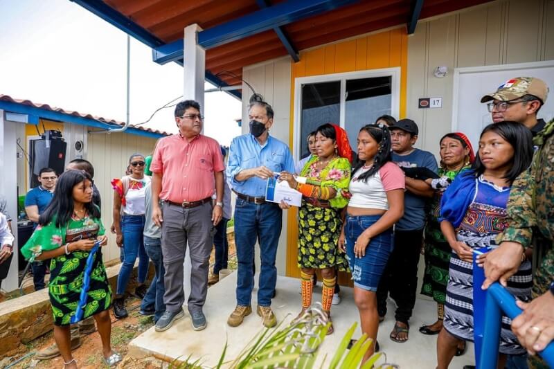 巴拿馬1處原住民社區29日獲得政府資助的新家。圖為巴拿馬總統柯狄索（戴口罩者）向第1個受益家庭致贈房屋鑰匙。（圖取自facebook.com/nitocortizo）