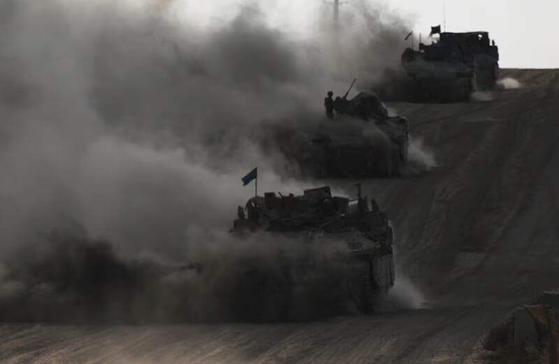 以色列裝甲運兵車29日在加薩邊境附近。（路透社）