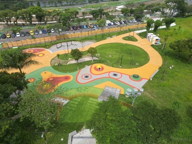 新北市新店區新店溪親情河濱公園的共融遊戲場「親子夢遊天地」31日完工啟用，占地約1.7公頃，除有親子遊戲功能，也設置與景觀、材質和諧的塊石空間提供民眾休息使用。（新北市高灘處提供）中央社記者楊侃儒傳真  113年5月31日