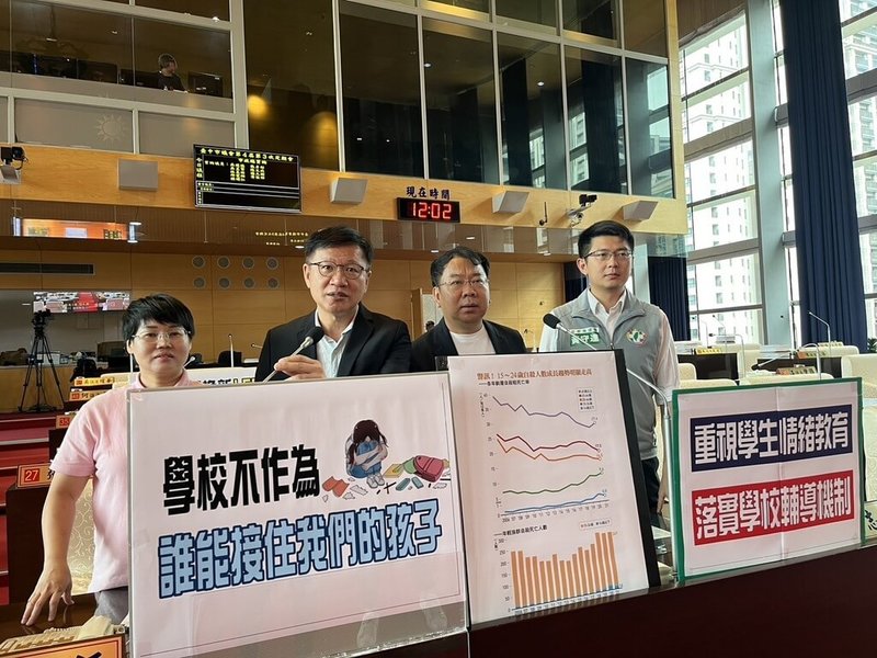 台中市議會31日召開市政總質詢,民進黨籍議員王立任(左2)、黃守達(右)、謝志忠(右2)、張玉嬿(左)聯合質詢時揭露一起校園案件,指1名女高職生因拒絕班上女同學告白,被女同學夥同好友集體孤立,導致後續憾事發生,呼籲教育局應督促校方有更積極作為。(請珍惜生命。自殺防治專線(24小時):0800-788-995;生命線:1995。)(王立任提供)中央社記者趙麗妍傳真 113年5月31日