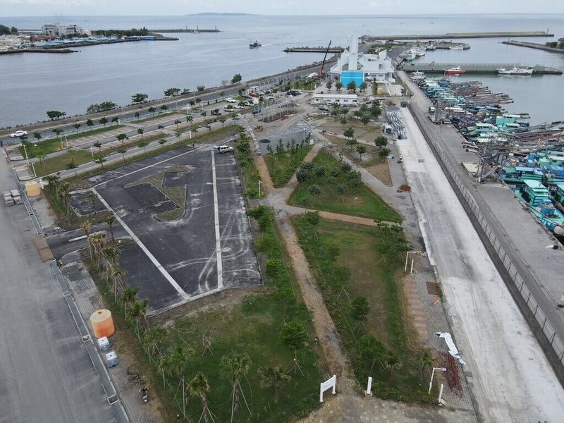 屏東縣新建鹽琉線船運服務中心近完工,預計6月中旬可試營運,在候船室周邊並有海洋廣場、觀海區和停車場等,可紓解交通船擁擠及停車需求。(屏東縣政府交通旅遊處提供)中央社記者黃郁菁傳真 113年5月31日