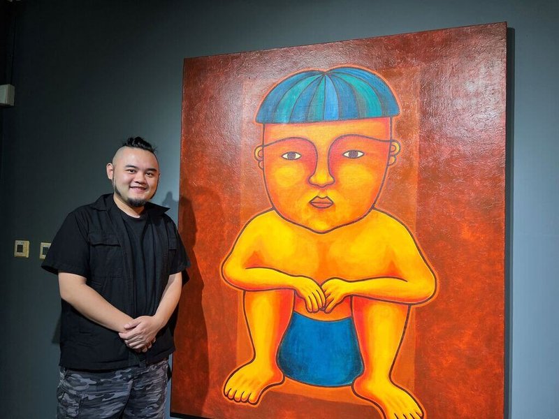 屏東縣政府邀集8名在地青年藝術家舉辦聯展「勻勻仔:沒有速度差」,其中排灣族藝術家磊勒丹.巴瓦瓦隆(圖)的作品以「人,世界」為主題,將排灣族傳統雕刻中的圖騰符號透過現代顏色、塗鴉等方式,呈現人的各種形貌。(屏東縣政府文化處提供)中央社記者黃郁菁傳真 113年5月31日