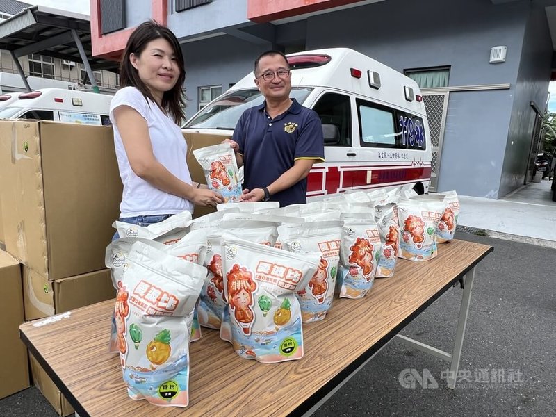 台東縣張姓地瓜酥業者（左）31日贈送大量地瓜酥給台東縣消防局，救護科長孫揚文（右）開心受贈，業者盼送這個「愛波比」的地瓜酥，能保佑打火弟兄出入火場平安。中央社記者盧太城台東攝  113年5月31日