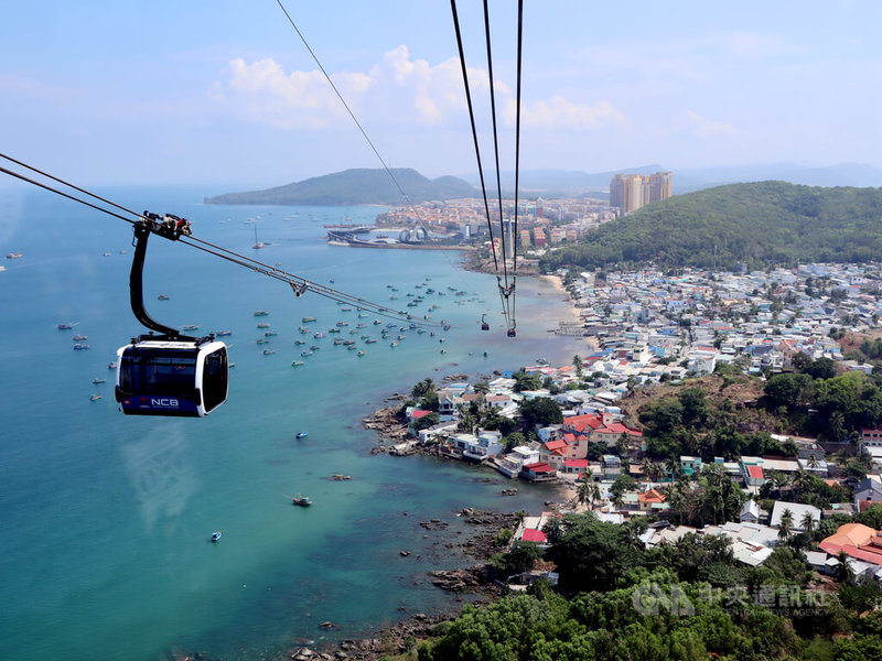 越南富國島近年成為台灣旅客熱門旅遊目的地，2024年前4個月，台灣是富國島第2大國際客源，僅次於韓國。富國島上長近8公里的跨海纜車是觀光一大賣點。中央社記者陳家倫富國市攝  113年5月31日